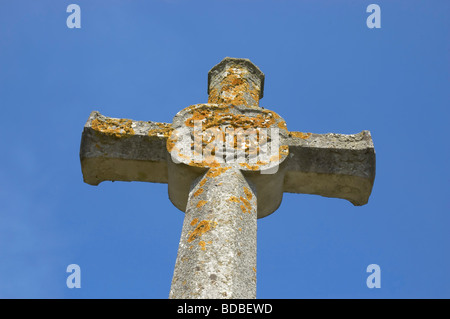 Croix celtique sur ciel bleu Banque D'Images