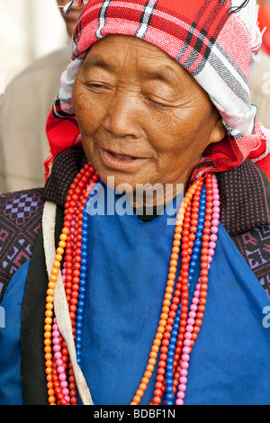 Hani femme avec Tribal coiffure à Xiding marché, Yunnan, Chine Banque D'Images