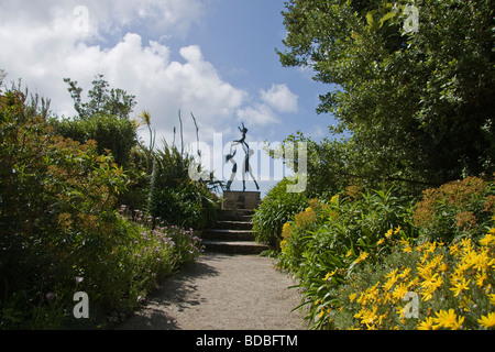 'Les enfants à jouer ' sculpture Tresco Abbey Gardens Penzance Cornwall Angleterre GO Banque D'Images