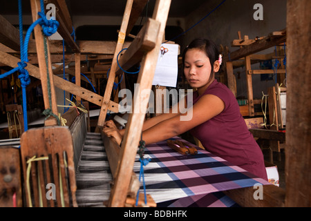 Indonésie Sulawesi Sengkang jeunes femmes de soie tissage à la main dans de petits ateliers locaux Banque D'Images