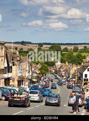 Village de Burford, Oxfordshire, UK - occupé par les touristes et de trafic en plein été Banque D'Images