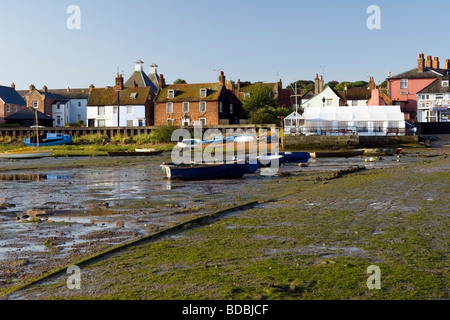 Marée basse près du Club de voile de la Stour, Manningtree, Essex, Angleterre Banque D'Images