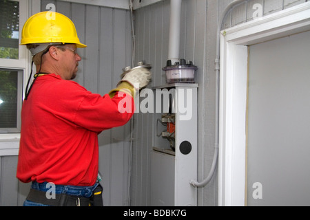 Idaho Power travailleur de l'utilitaire d'installation d'un nouveau compteur électrique numérique à une maison résidentielle à Boise IDAHO USA Banque D'Images