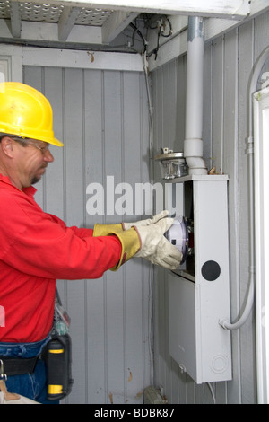 Idaho Power travailleur de l'utilitaire d'installation d'un nouveau compteur électrique numérique à une maison résidentielle à Boise IDAHO USA Banque D'Images