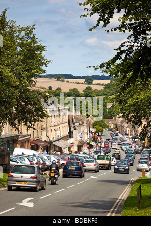 Embouteillage dans les Cotswolds ville de Burford, Oxfordshire, UK - en plein été Banque D'Images