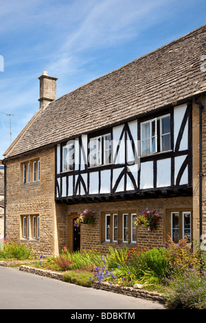 Nouvelle construction de maisons avec mock Tudor/en Northleach, Gloucestershire, Angleterre, Royaume-Uni Banque D'Images