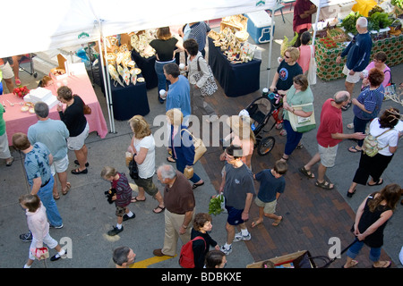 Les gens parcourir le samedi marché de fermiers à Boise IDAHO USA Banque D'Images