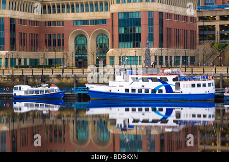 L'Angleterre de Tyne et Wear Newcastle upon Tyne Newcastle Quayside et bateaux de croisière amarrés river reflète dans la rivière Tyne Banque D'Images