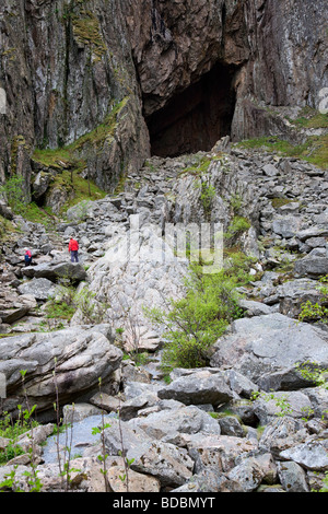 Grande caverne dans la montagne Banque D'Images