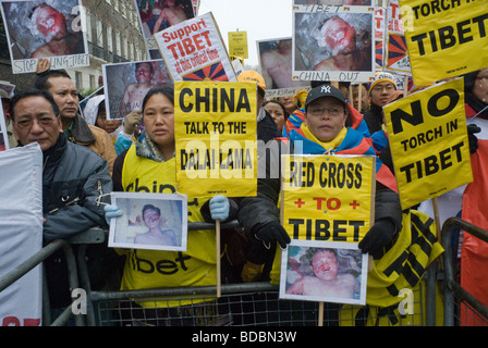 La police des manifestants en Pro-Tibet stylo à partir de la route avec des pancartes comme la flamme olympique de Beijing s'effectue à travers Londres. Banque D'Images