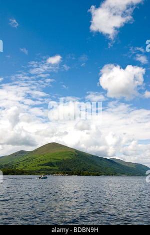 La formation de nuages sur le Loch Lomond avec de petits bateaux de pêche sur le Loch Lomond. Banque D'Images