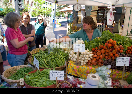 Les clients achètent des légumes frais d'un marché de producteurs à Boise IDAHO USA Banque D'Images