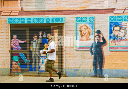 Homme marchant sur la rue Church Harvard Massachusetts Banque D'Images