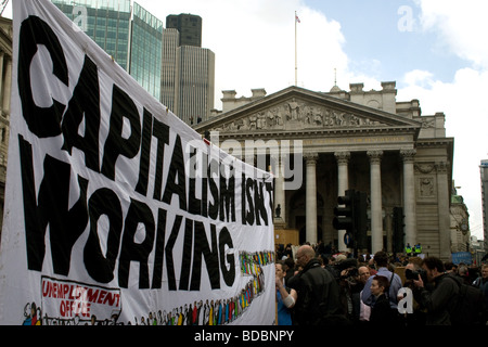 Le capitalisme n'est pas la bannière au G20 de protestation devant la Banque d'Angleterre, le 1er avril 2009. Banque D'Images