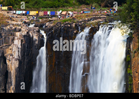 Lave-linge en train de sécher dehors au-dessus de Howick Falls à Howick, près de Pietermaritzburg dans le Kwazulu Natal, Afrique du Sud Banque D'Images