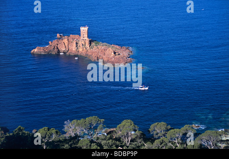 La tour de pierre House & Bateau de pêche, l'Île d'Or (Golden Island), Cap du Dramont, près de Saint Raphaël, Côte d'Azur, Provence, France Banque D'Images