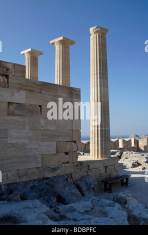 Piliers du Doric Temple d'Athéna Lindia l'Acropole de Lindos à Rhodes Dodécanèse Grèce Banque D'Images