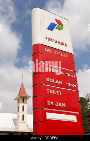 Tana Toraja de Sulawesi Indonésie Makale Pertamina station essence prix du carburant à côté de la tour de l'église Banque D'Images