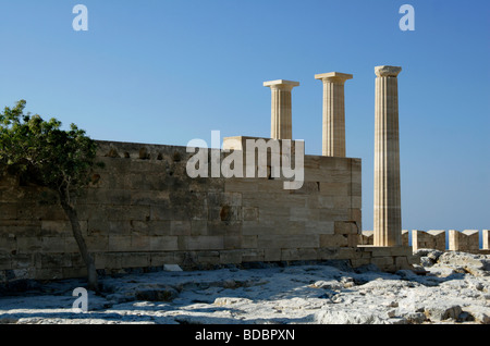 Piliers du Doric Temple d'Athéna Lindia l'Acropole de Lindos à Rhodes Dodécanèse Grèce Banque D'Images