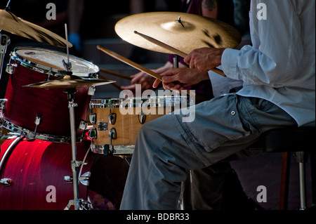 Un batteur de jazz joue la musique dans les rues de Victoria, Colombie-Britannique joue pour des conseils et d'accolades. Banque D'Images