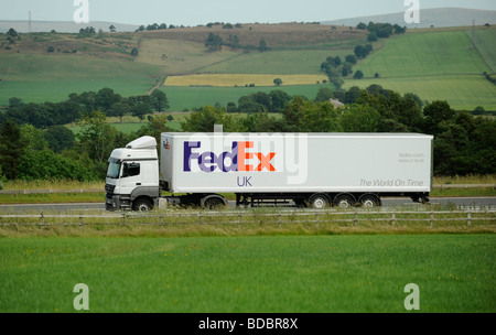 Camion Mercedes et fort van trailer Fed Ex FedEx Federal Express transporteur de colis Banque D'Images