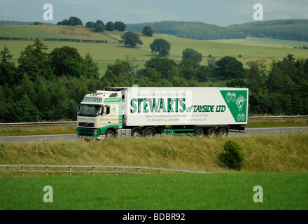 Volvo FH camion avec remorque frigorifique Stewarts de Tayside Banque D'Images