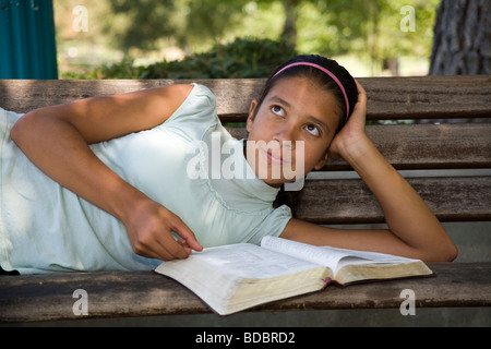 Jeune fille enfant Les enfants de personnes méditant banc de parc.multi diversité raciale ethnique multiculturelle diversifiée sur le plan racial 11-13 ans monsieur © Myrleen Pearson Banque D'Images