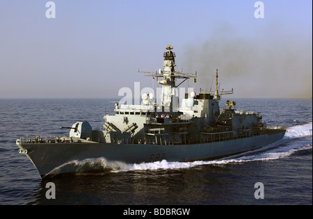 Le HMS SOMERSET escortant le HMS REMPART Banque D'Images