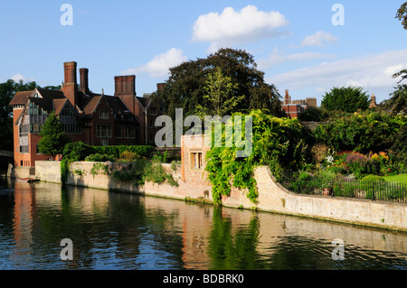 Le Jerwood Bibliothèque au Collège Trinity Hall, jardins à Clare College, et de la rivière Cam, l'Angleterre Cambridge UK Banque D'Images