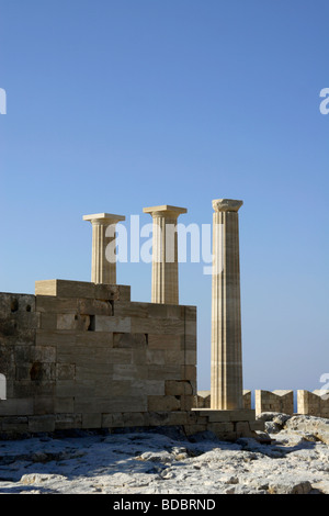 Piliers du Doric Temple d'Athéna Lindia l'Acropole de Lindos à Rhodes Dodécanèse Grèce Banque D'Images