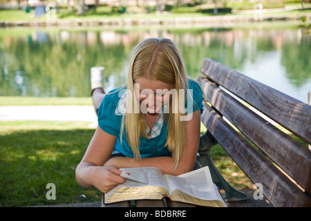 Les jeunes gens personne d'interpolations de Tween 11 à 13 ans ans Caucasian Junior High girl lire la Bible, méditer sous MR Banque D'Images