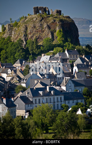 Le village d'Apchon s'élevant au-dessus de la vallée de Cheylade, dans la réserve naturelle d'Auvergne (France). Le village d'Apchon en Auvergne. Banque D'Images