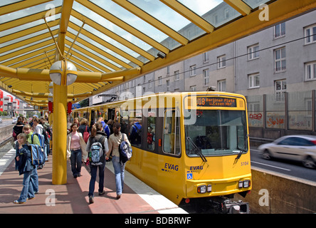 Arrêt de train de banlieue, Essen, Allemagne Banque D'Images