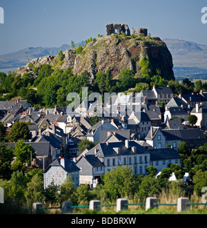 Le village d'Apchon s'élevant au-dessus de la vallée de Cheylade, dans la réserve naturelle d'Auvergne (France). Le village d'Apchon en Auvergne. Banque D'Images