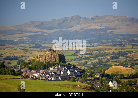 Le village d'Apchon s'élevant au-dessus de la vallée de Cheylade, dans la réserve naturelle d'Auvergne (France). Le village d'Apchon en Auvergne. Banque D'Images