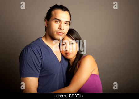 Portrait de femmes et hommes philippins ethniques couple contre fond gris. En regardant la caméra. Banque D'Images