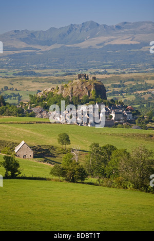 Le village d'Apchon s'élevant au-dessus de la vallée de Cheylade, dans la réserve naturelle d'Auvergne (France). Le village d'Apchon en Auvergne. Banque D'Images