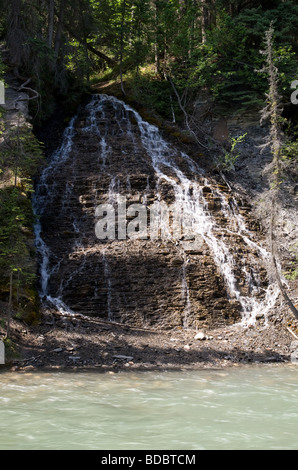 Petit affluent de l'automne de l'eau dans le canyon Maligne, parc national Jasper, Canada Banque D'Images