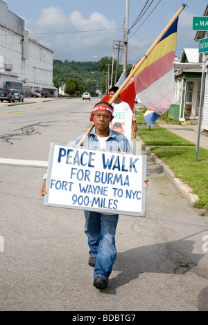 Les militants birmans au cours de Longue Marche Fort Wayne Indiana pour United Nations effort pour libérer la lauréate du Prix Nobel, Aung San Suu Kyi Banque D'Images