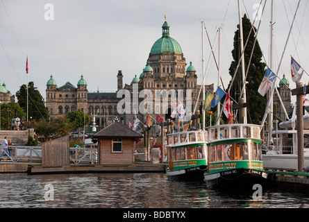 Les passagers attendent des taxis de l'eau sur le port intérieur de Victoria, en Colombie-Britannique. Le bâtiment du Parlement est dans l'arrière-plan. Banque D'Images