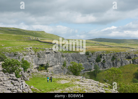 Le lapiez haut de Malham Cove, dans le Yorkshire Dales National Park, North Yorkshire, England UK Banque D'Images