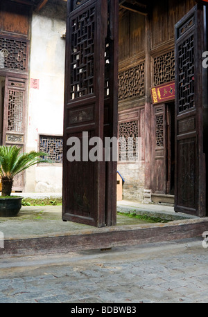 Les portes en bois de cour traditionnelle maison Hakka à Hezhou, Chine. Banque D'Images