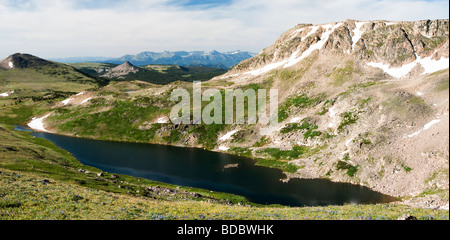 Vue panoramique sur un lac alpin le long de l'autoroute Beartooth Banque D'Images