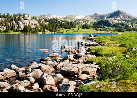 Lac alpin le long de l'autoroute Beartooth dans Wyoming Banque D'Images