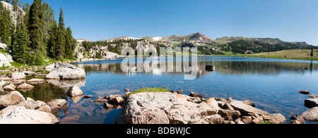 Lac alpin le long de l'autoroute Beartooth dans Wyoming Banque D'Images