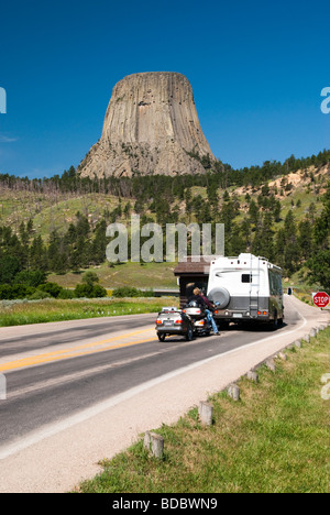 Les visiteurs dans un VR et sur une moto saisie de Devils Tower National Monument au Wyoming Banque D'Images