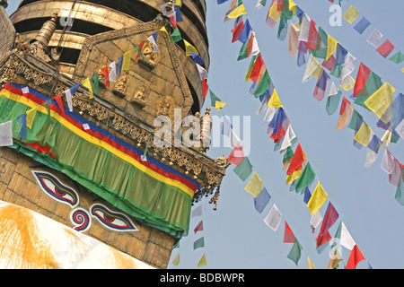 De magnifiques yeux de Bouddha et drapeaux de prière Tibetains au Temple de Swayambhunath Banque D'Images