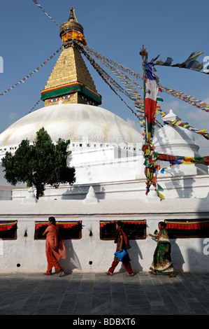 Bodhnath Bodnath stupa bouddhiste Boudhanath plus grand dôme blanc Katmandou Népal blue sky tour pèlerins le patinage des roues de prière Banque D'Images