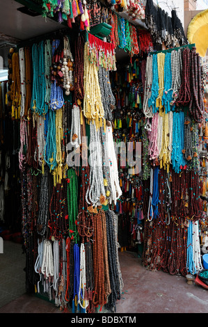 Religieux bouddhiste tibétain articles perles objets à vendre dans le marché bazar près de temple d'un sanctuaire bouddhiste Boudhanath Banque D'Images