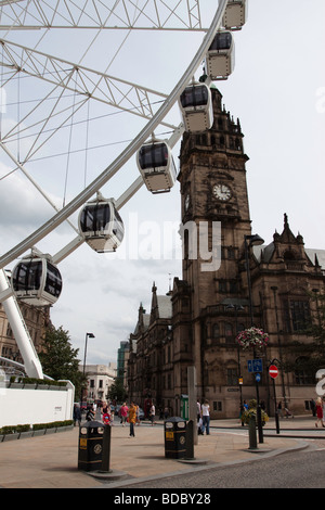 Grande roue en face de l'Hôtel de ville de Sheffield Banque D'Images